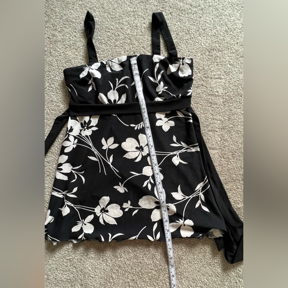 Black and white square neck flower top with belt. - Picture 4 of 5